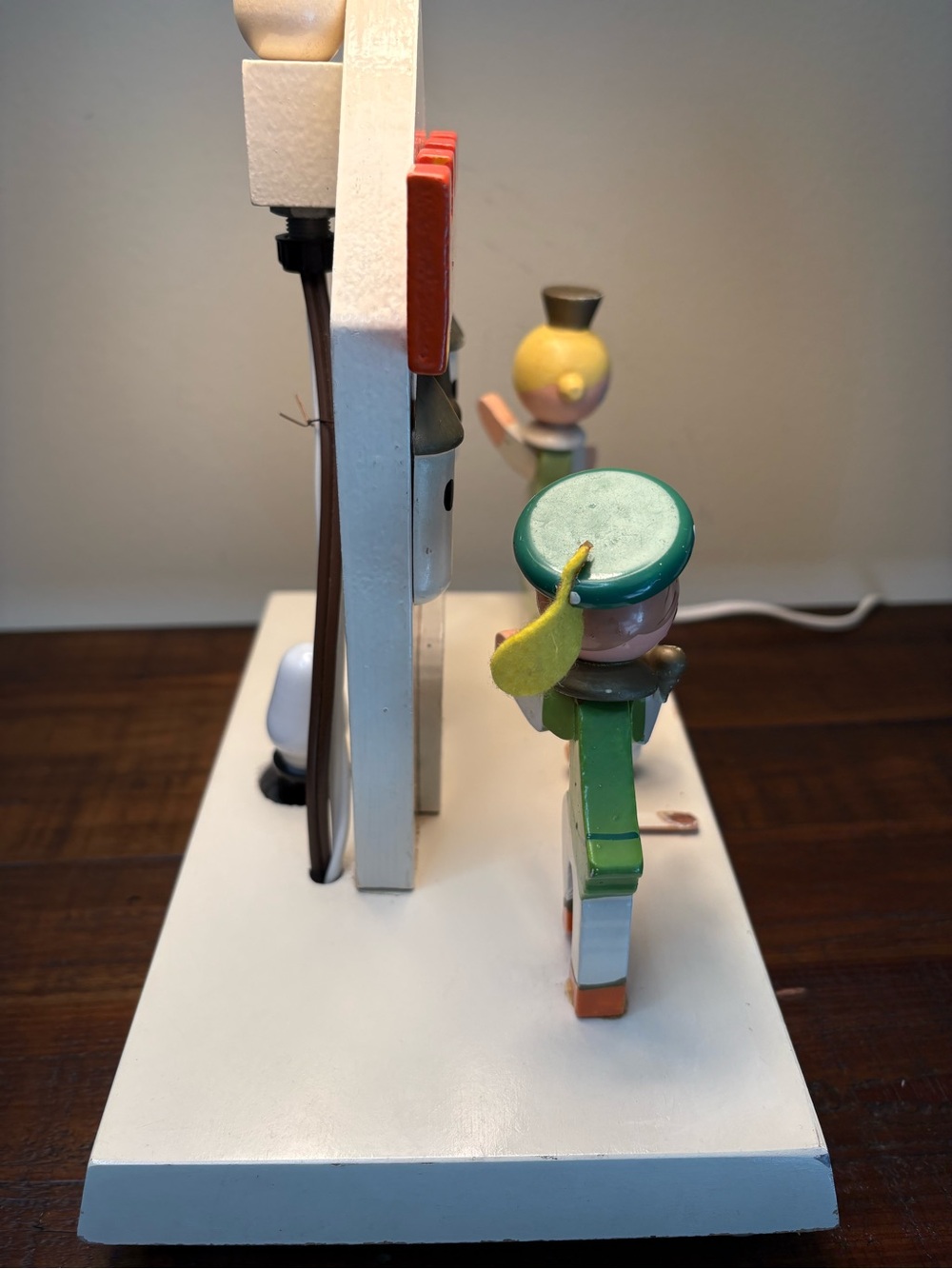 Vintage Irma Wooden Children’s Lamp Featuring Hand-Painted Figures - Picture 4 of 15